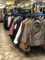 Las tiendas de ropa usada crecen como alternativa para ahorrar y alivianar el impacto de la industria textil