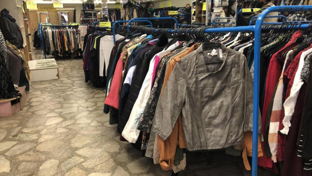 imagen Las tiendas de ropa usada crecen como alternativa para ahorrar y alivianar el impacto de la industria textil