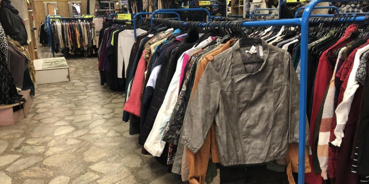 Las tiendas de ropa usada crecen como alternativa para ahorrar y alivianar el impacto de la industria textil