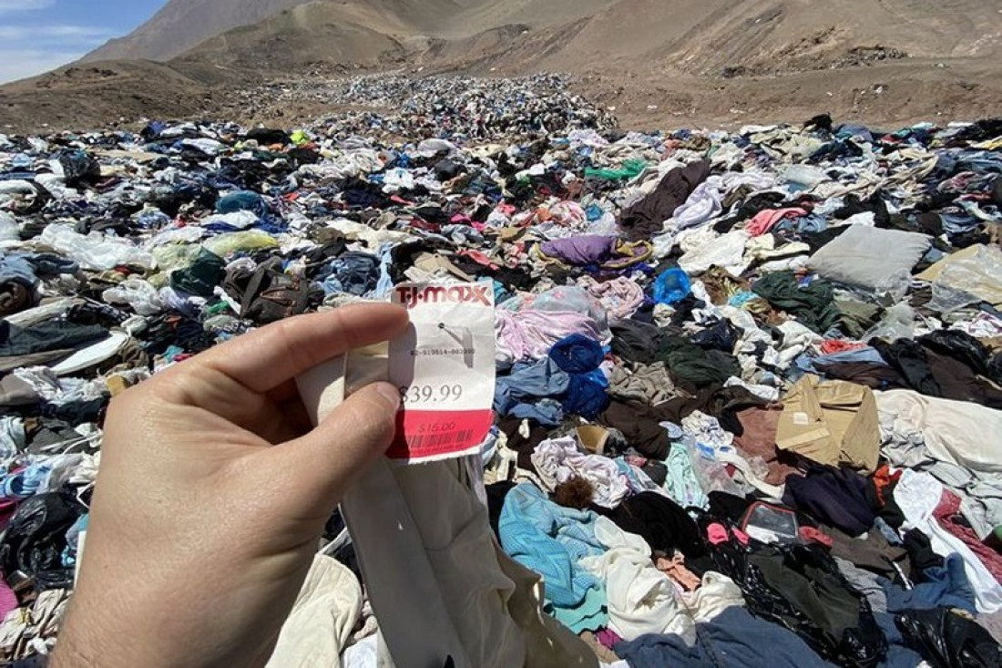 Montañas de ropa en Atacama: investigan el basurero clandestino en el desierto de Chile