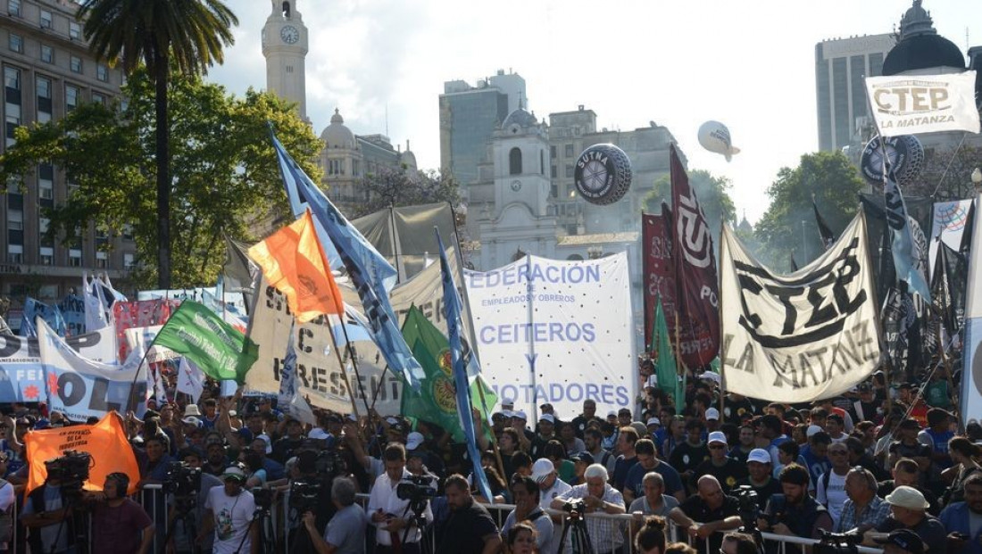 Masiva marcha a Plaza de Mayo contra las reformas del Gobierno