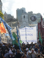 Masiva marcha a Plaza de Mayo contra las reformas del Gobierno
