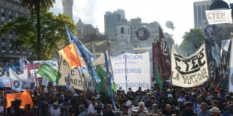 Masiva marcha a Plaza de Mayo contra las reformas del Gobierno