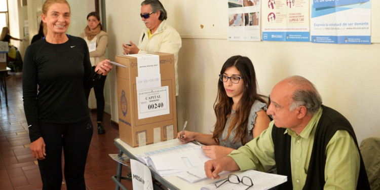 Montero votó, militó el voto electrónico y auguró el triunfo del oficialismo