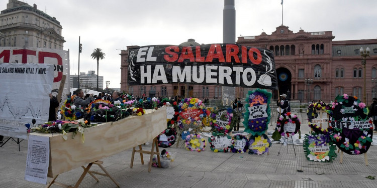 El Consejo del Salario decidió llevar el mínimo, vital y móvil a 57.900 pesos