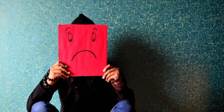 Cómo diferenciar la depresión de los sentimientos de tristeza y angustia