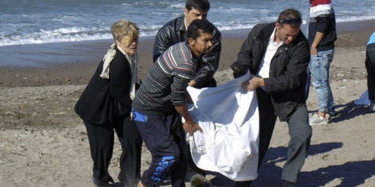 Al menos 13 refugiados se ahogaron en el Egeo