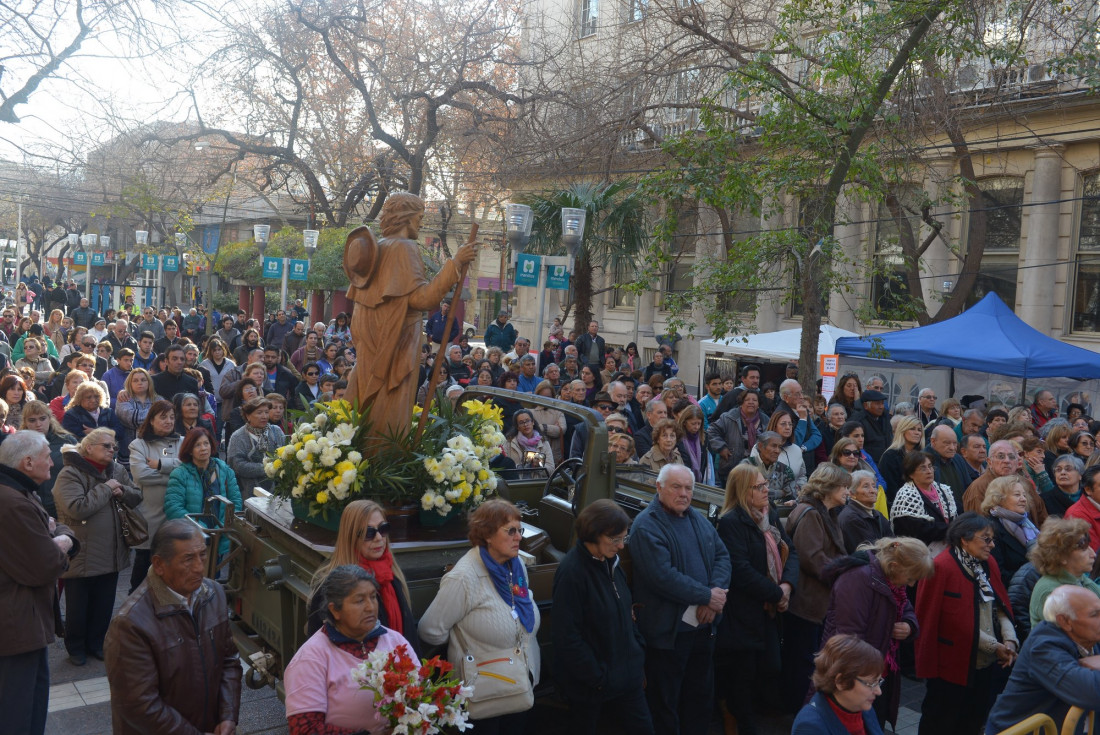 Miles de fieles y turistas veneraron al Patrono Santiago