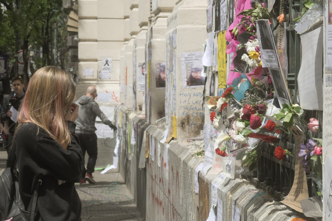 El santuario de Santiago Maldonado frente a la morgue judicial