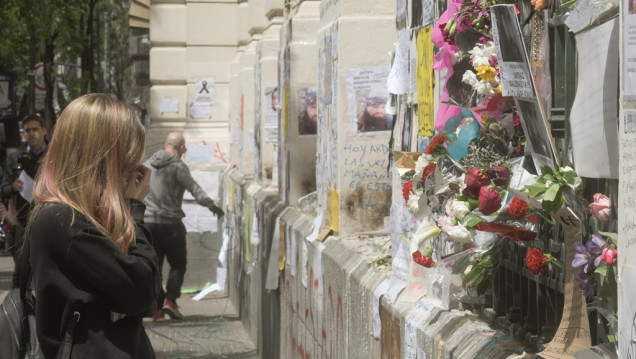 imagen El santuario de Santiago Maldonado frente a la morgue judicial