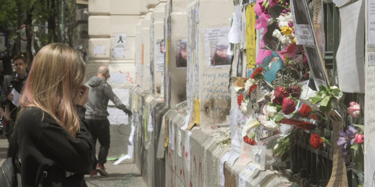 El santuario de Santiago Maldonado frente a la morgue judicial