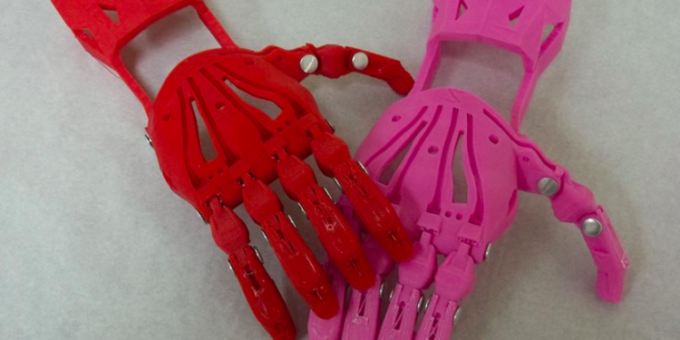 Un alvearense fabrica prótesis de manos y las regala a quien las necesite