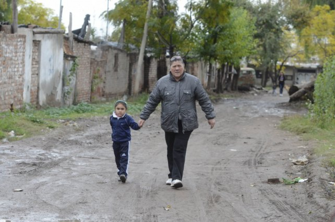 Planean urbanizar los asentamientos Olivares y Flores Oeste