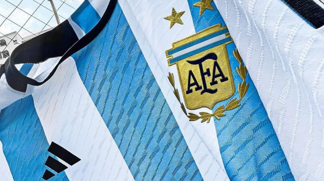 De Sudáfrica 2010 a Qatar 2022, la camiseta argentina subió más del 6000 %