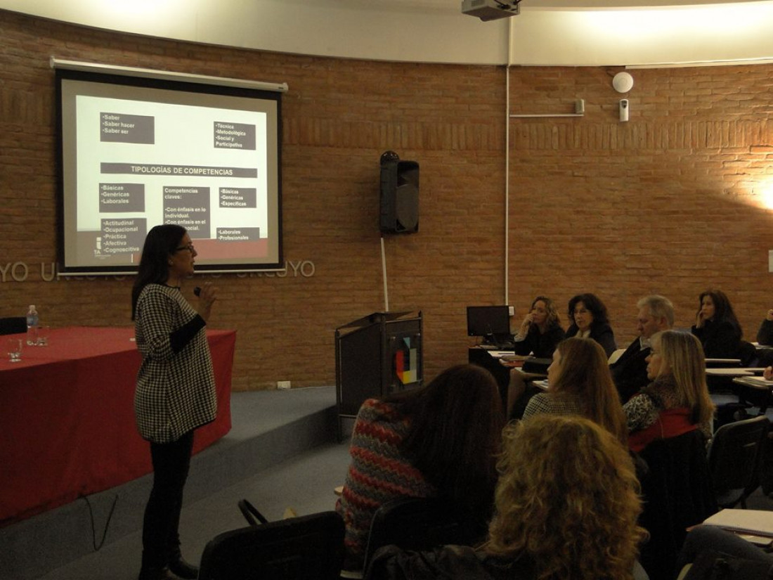 La Universidad de Talca y la UNCUYO debaten sobre la formación por competencias