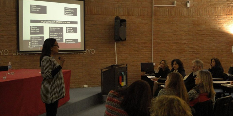 La Universidad de Talca y la UNCUYO debaten sobre la formación por competencias