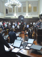 Con polémica, el Senado avanzó con la "Ley Montero"