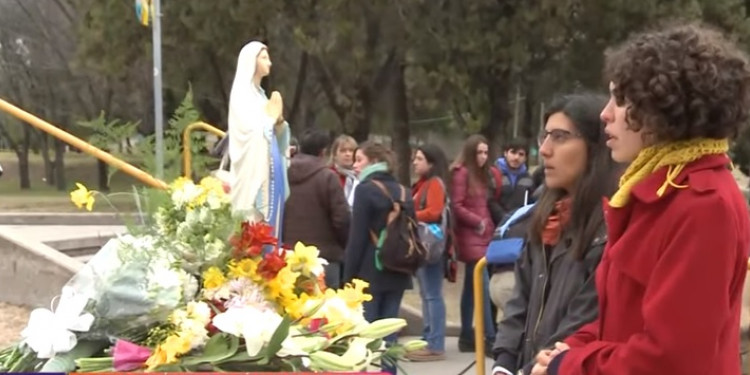 UNCUYO: fieles volvieron a colocar la imagen de una virgen en la rotonda