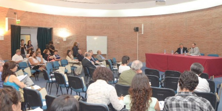 UNCuyo: Presentan informe sobre pobreza, déficit habitacional y deuda pública