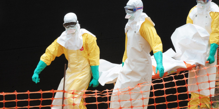 Una muerte por ébola a un día de declarar el fin de la epidemia