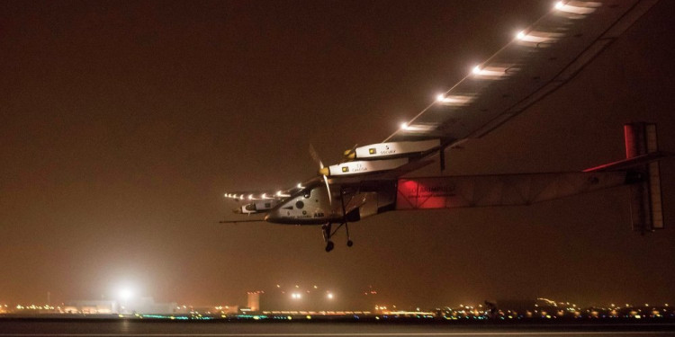 El avión Solar Impulse II completó su vuelta al mundo