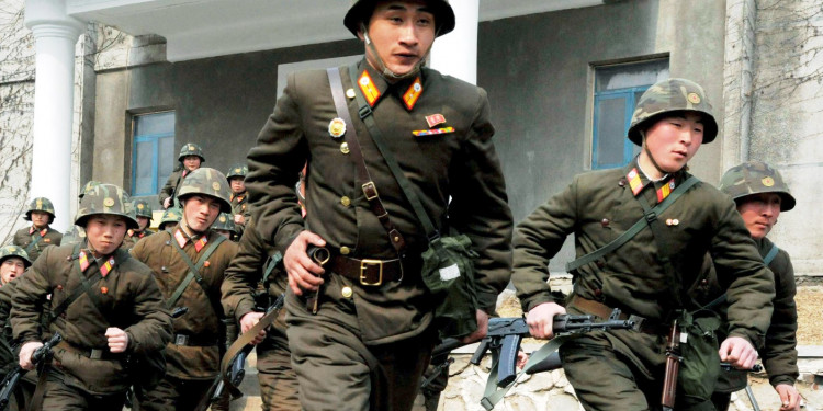 Kim Jong-un pone a sus tropas en pie de guerra