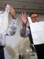 Revolucionario invento: bolsas de plástico que se diluyen en el agua