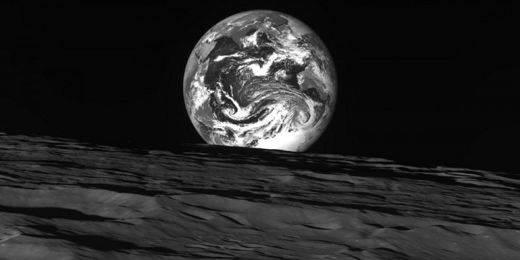 Una sonda espacial de Corea del Sur comenzó a transmitir fotos de la Luna y la Tierra