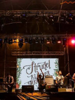 Myrnabruc y la Strudel Klezmer Orkresta en el patio de QTH