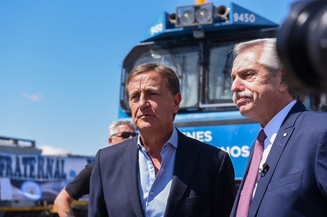 La llegada del tren a Mendoza volvió a unir para la foto a Fernández y Suarez