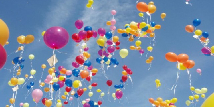 Suelta de globos en el día mundial por la Fibrosis Quística