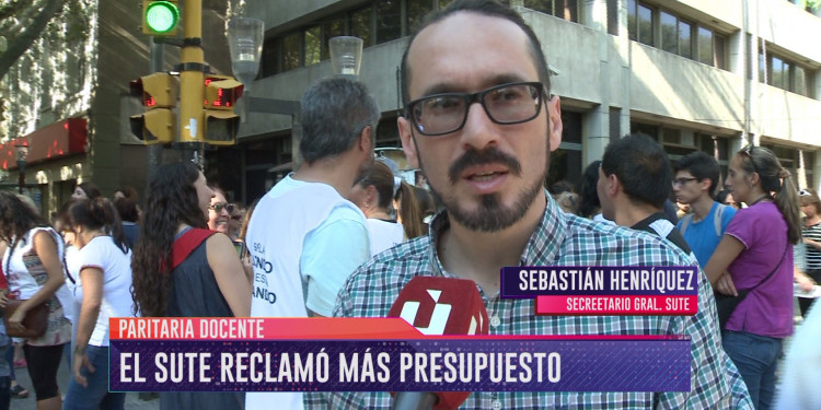 Los docentes marcharon pidiendo "Más para Educación"