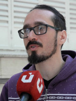 Henríquez: "Como no pueden brindar un salario digno, aplican las becas"