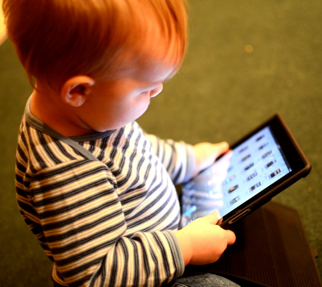 Por qué no hay que exponer a niños menores de 2 años a dispositivos electrónicos