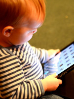 Por qué no hay que exponer a niños menores de 2 años a dispositivos electrónicos