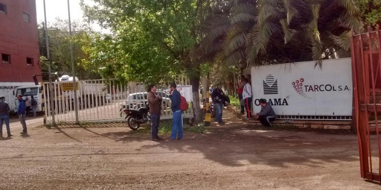 Se hizo ver el dueño de la alcoholera que dejó a sus empleados sin sueldo