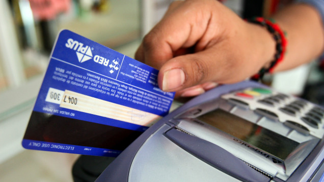imagen Todos los comercios deberán recibir tarjetas de débito