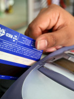 Desde abril, deberán aceptar tarjetas de débito para distintas operaciones