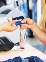 Buscan aplicar un recargo al uso de tarjetas de crédito en el exterior
