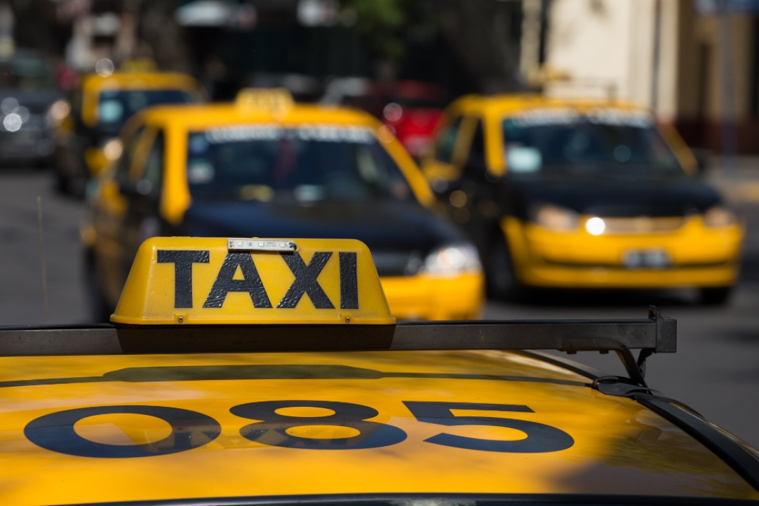 Las apps, la sombra para taxis y remises