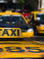 Las apps, la sombra para taxis y remises