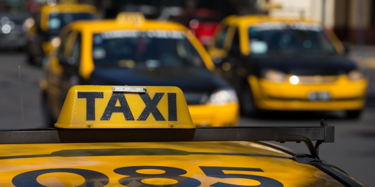 Las apps, la sombra para taxis y remises