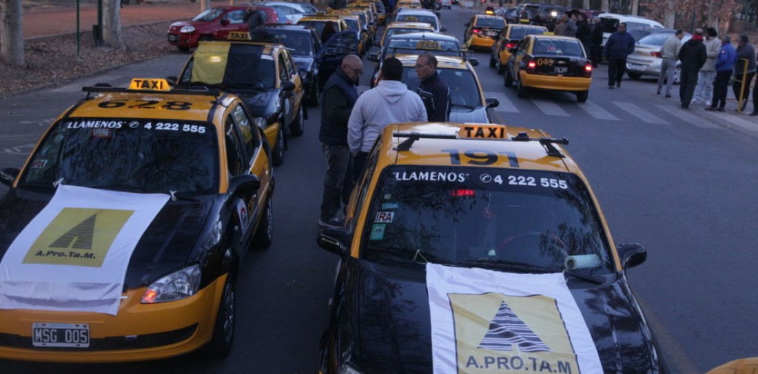 Remises truchos, el nuevo frente abierto de los taxistas con el Gobierno