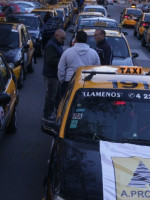 Remises truchos, el nuevo frente abierto de los taxistas con el Gobierno