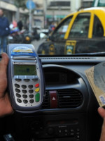 Los taxis de la provincia recibirán tarjetas de débito y crédito