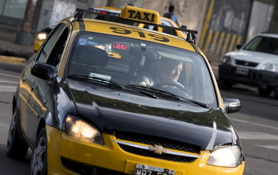Viajar en taxi y remise ya es un 25% más caro