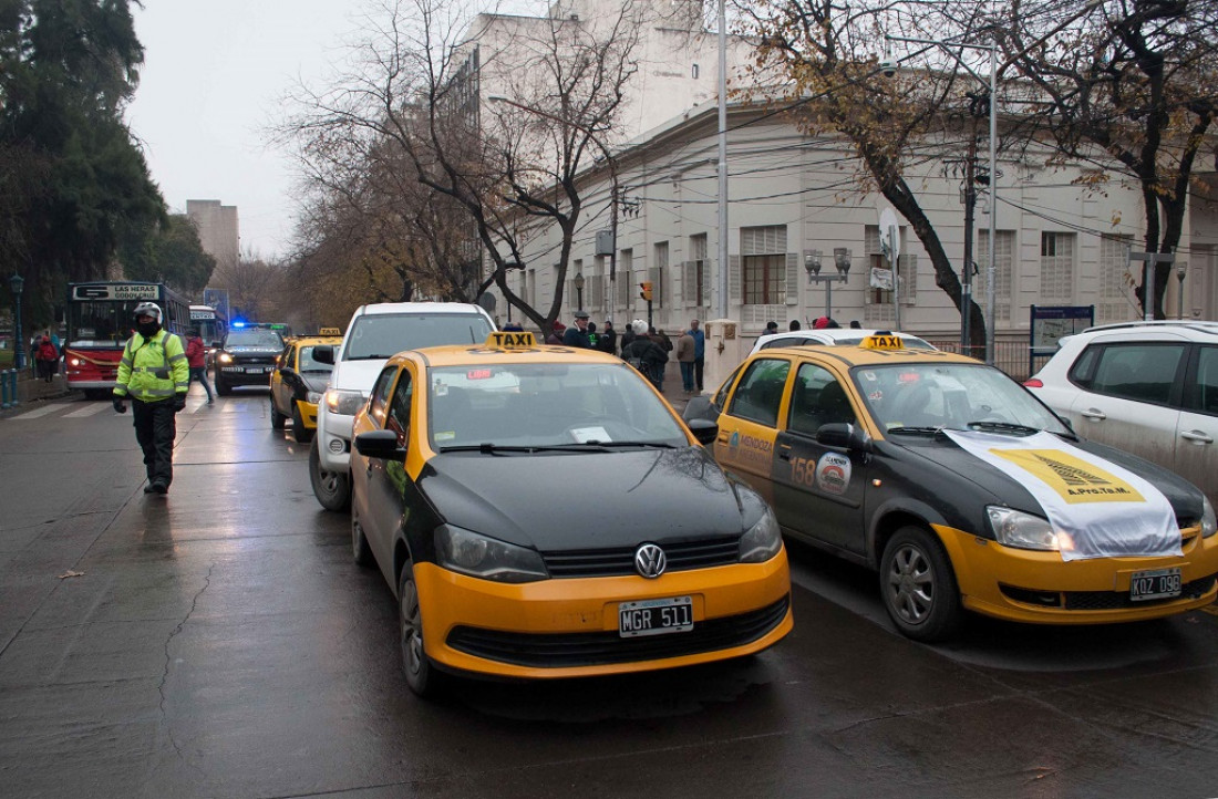 Taxistas en la Legislatura: "Queremos hacernos sentir"