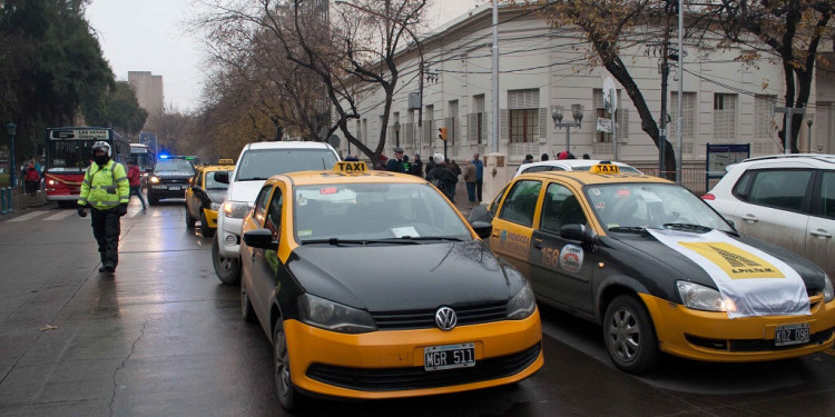 Taxistas en la Legislatura: "Queremos hacernos sentir"