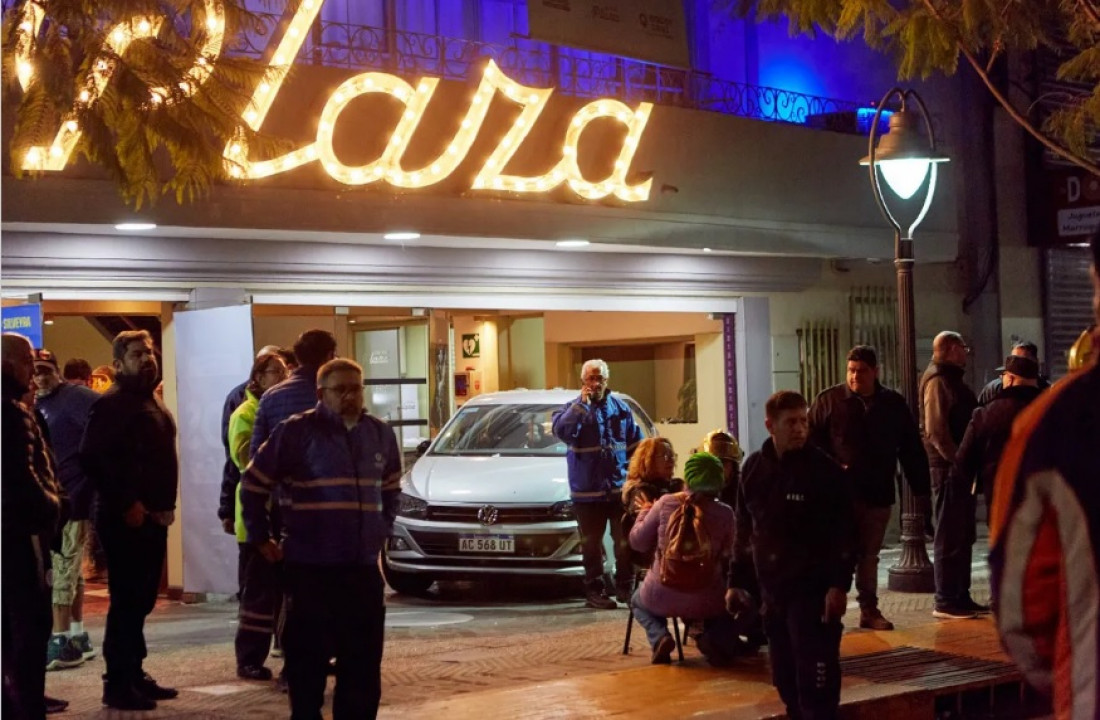 Un auto chocó contra el teatro Plaza de Godoy Cruz y dejó a varias personas heridas