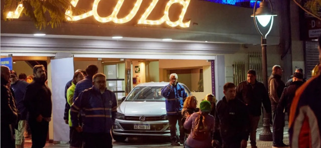 Un auto chocó contra el teatro Plaza de Godoy Cruz y dejó a varias personas heridas